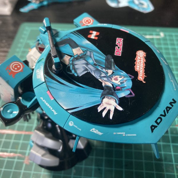 デカールのバランスチェック中…。全体的にごちゃごちゃ貼るよりかは一部シンプルにしたりする等して程よいバランスにしてます。模型屋に飾る予定なので後ろは貼っていません(出来る範囲の手抜き技)（4枚目）