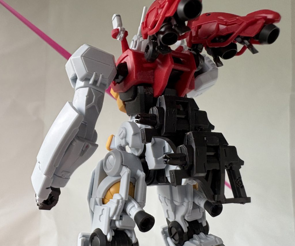 なんと!リアアーマに二丁とマウントすることができます!ギミック凝りすぎじゃないですかバンダイさん!