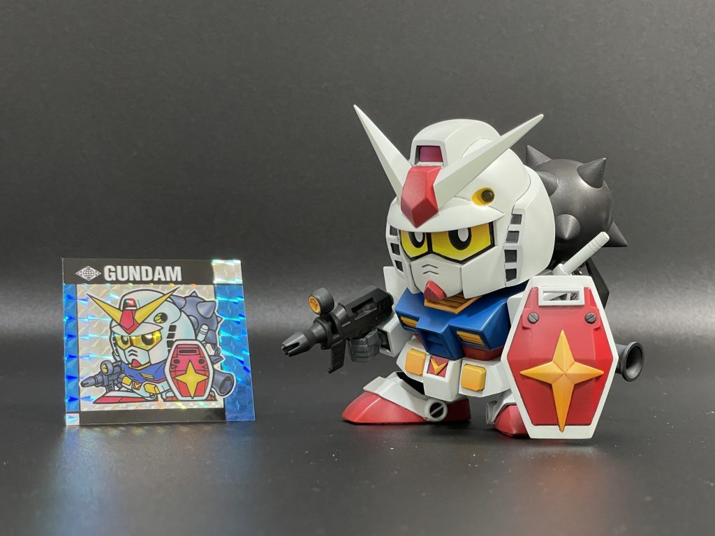 元祖SDチップスのシールと。モチーフとしながらも、やはり最近のイラストと他のMSと並べた時のことを考え、ツノは白にしました。