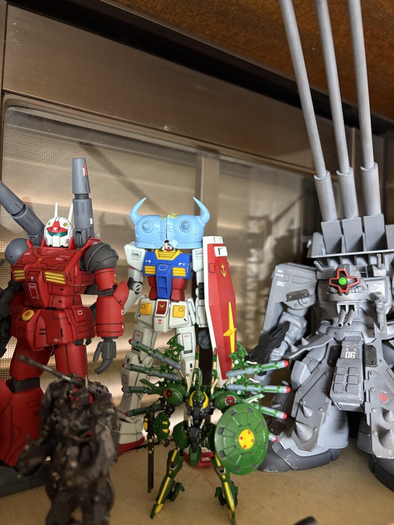 はじめは、グフの原型を留めないような奇怪なロボットを作ろうかと思ってましたが、あまりにもガンプラが売っていないので、無駄遣いはできないですよね(zaku-kao4)一応、これで完成ということにしておきます(zaku-kao8)天気がカラッとしたらトップコート振ろう(zaku-kao8)