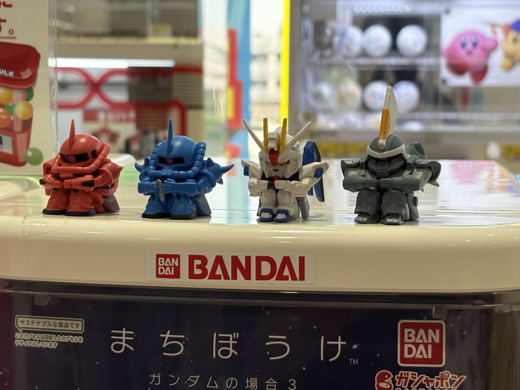 作品名：待ちぼうけ<p>今まではスルーしてたんですが、たまたま一回引くとど沼にハマり、気づいたら1600円…。後から見ると高額ですが、引いてる時は何も思いませんでしたね…グフとジン可愛いからオッケー！ ガチャだからちっこいかなぁって思ってたのに […]</p>