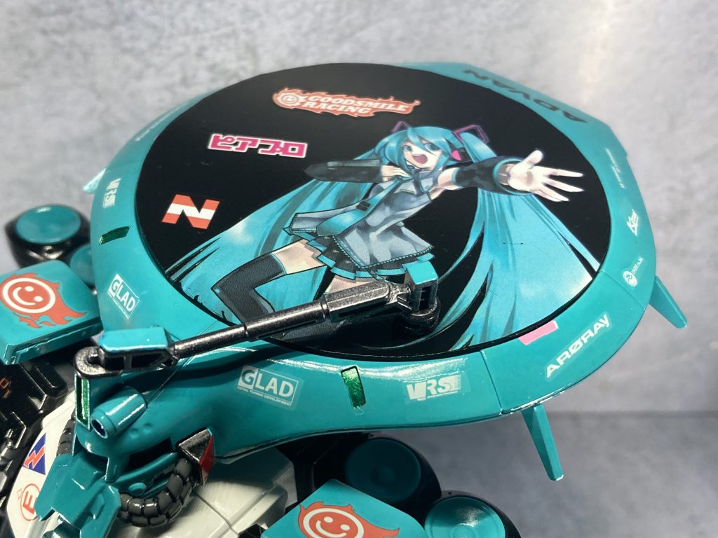 頭のレドームはレコードプレーヤー風に。レドームを丸いプラ板に変更しレコードプレーヤーの針も再現。初音ミクのデカールは破けたりしたけどとりあえずある程度は修正しました。