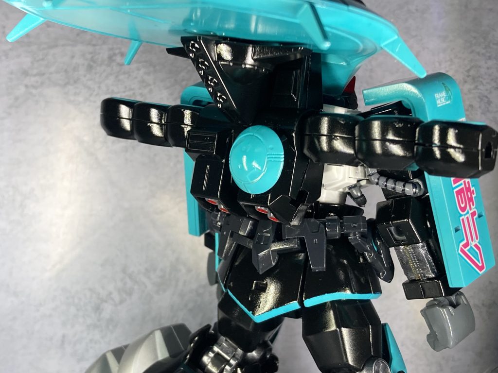 バックパックは1部パーツを減らしてフレームミュージック・ガール初音ミクのスピーカーを左右それぞれ3個。合計6個も付けています。ちなみにバックパックは音楽再生機兼アイザックの動力源という設定です。