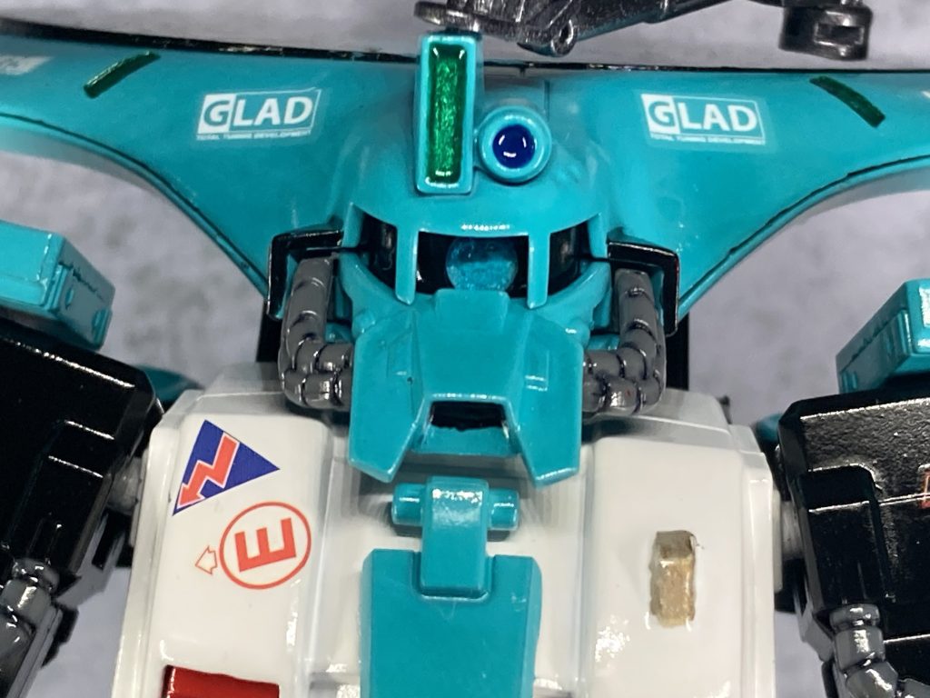 モノアイがブルーなのは初音ミクの瞳がブルーだから…ではなく、ザク(GQ版)の武装無し状態のモノアイ設定に合わしてブルーにしています。痛ガンプラは戦闘MSとして作ってないのでGQ設定を活かしました。