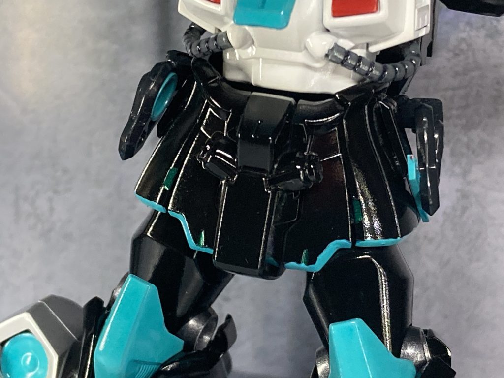 腰部はあれこれ迷いましたが…、グフカスタムにしました。腰のパーツはフレームミュージック・ガール 初音ミクにも付いてるスピーカーです。筆塗りだからキレイじゃないけどスカートのカラーリングもキッチリ再現しています。