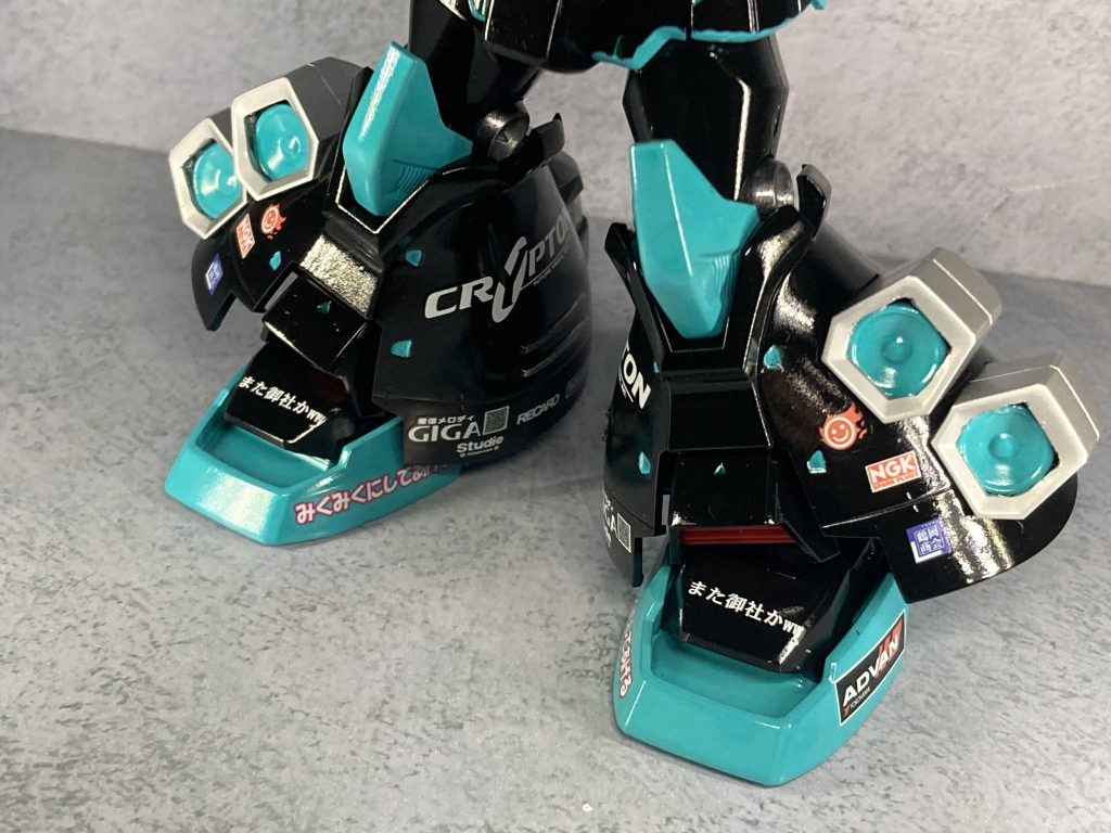 脚はグフフライトタイプ｡選んだ理由はスピーカー移植が出来るから｡一部シルバーなのはRG ザクII[初音ミクVer.]を意識。ちなみに前後の赤いパーツはあえて無塗装。