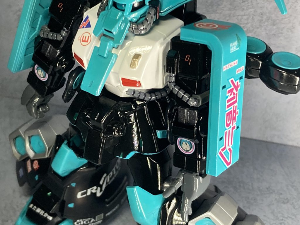 左右肩シールドにキャラデカール貼らなかったのは過去に作った痛ティエレンよりも狭い為とあえて貼らない事にしてロゴデカールを大きく貼りました。ちょっとだけ左右非対称にデカール貼ってます。