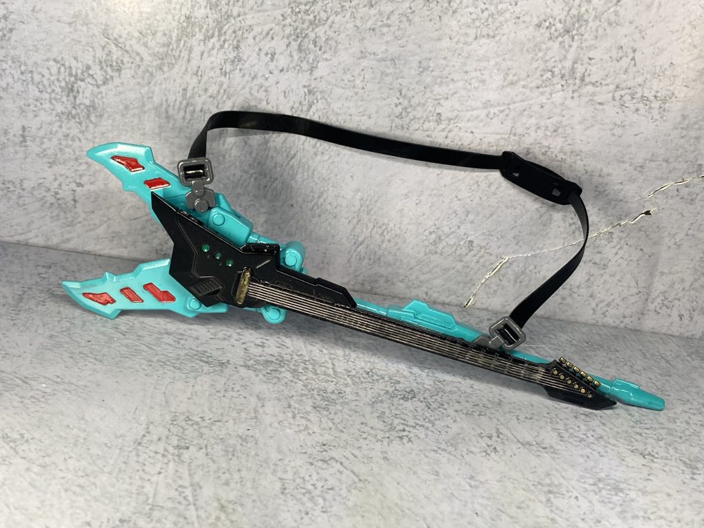 ギターはガンプラのバスターフェダーインライフルとコトブキヤのウェポンユニット05のライブアックスを組み合わせた物。