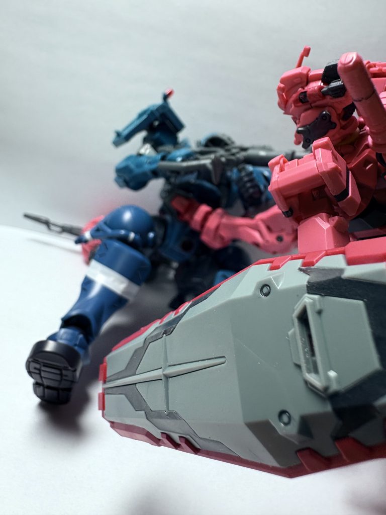軍警に蹴りかかる赤いガンダム!(劇中にはこんなシーンありません。)