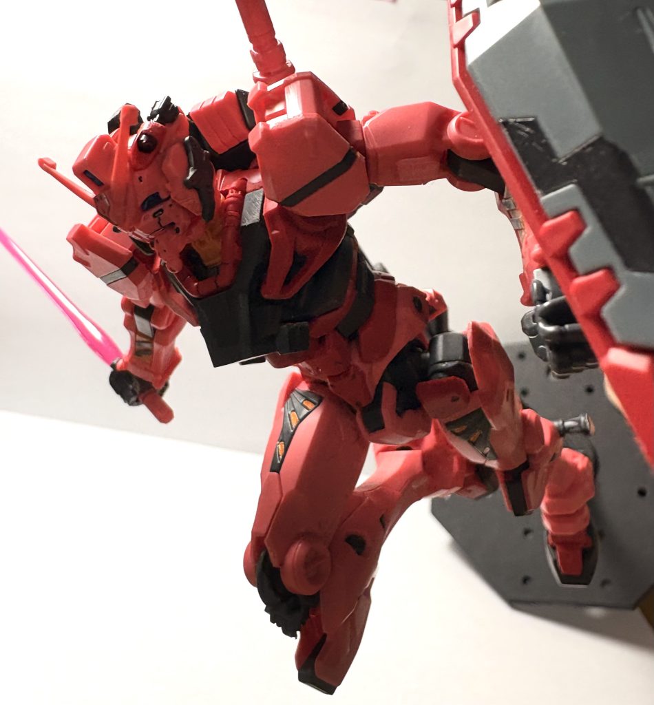 今にもビームサーベルで切りかかってきそうな赤いガンダム!
