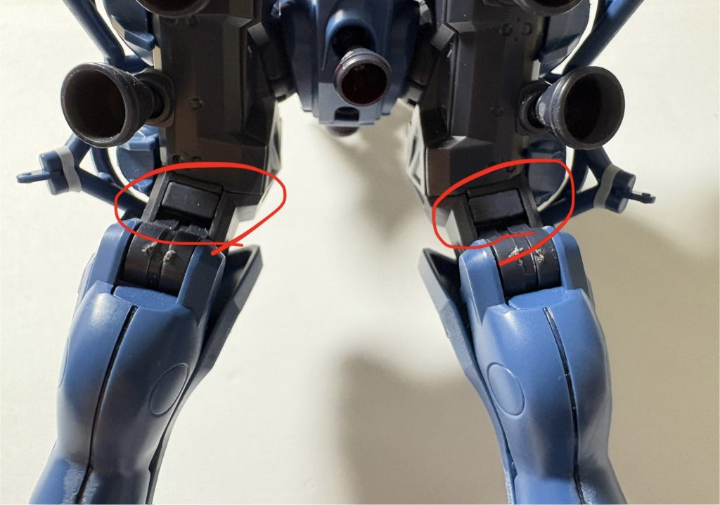 作品名：軍警ザク！ヒヤリハット！<p>ここの膝裏パーツが飛び出していけ♪ではなくて、飛び出して噛み合わさずにしてしまう事があるので、しっかり噛み合わせてください。 ていうか、プライズジークアクスデカすぎ…サイコガンダムmarkⅡより少し大きいよ…</p>
