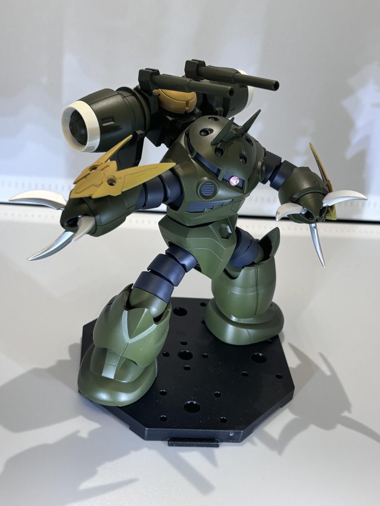 クローやメガ粒子砲で攻撃