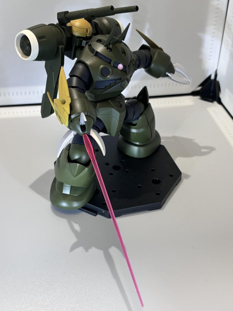 メガ粒子砲の穴をドリルで拡げてビームサーベルも出せるようにしました近接武装がクローだけだと油断して近づいてきた敵をビームサーベルで不意打ちみたいな感じ