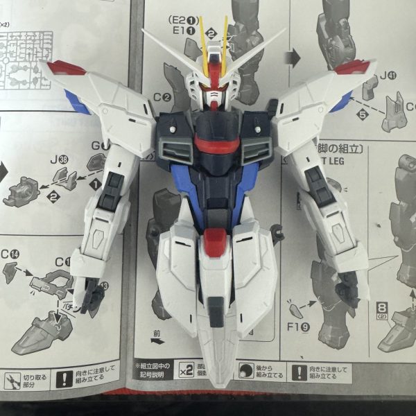 MGフリーダムガンダムver2.0の仮組みをしています！アンテナ長いなぁ...黄色アンテナも幅狭いしどうしたもんか... 子供が産まれるので塗装出来ず...本塗装はいつになる事やら😭