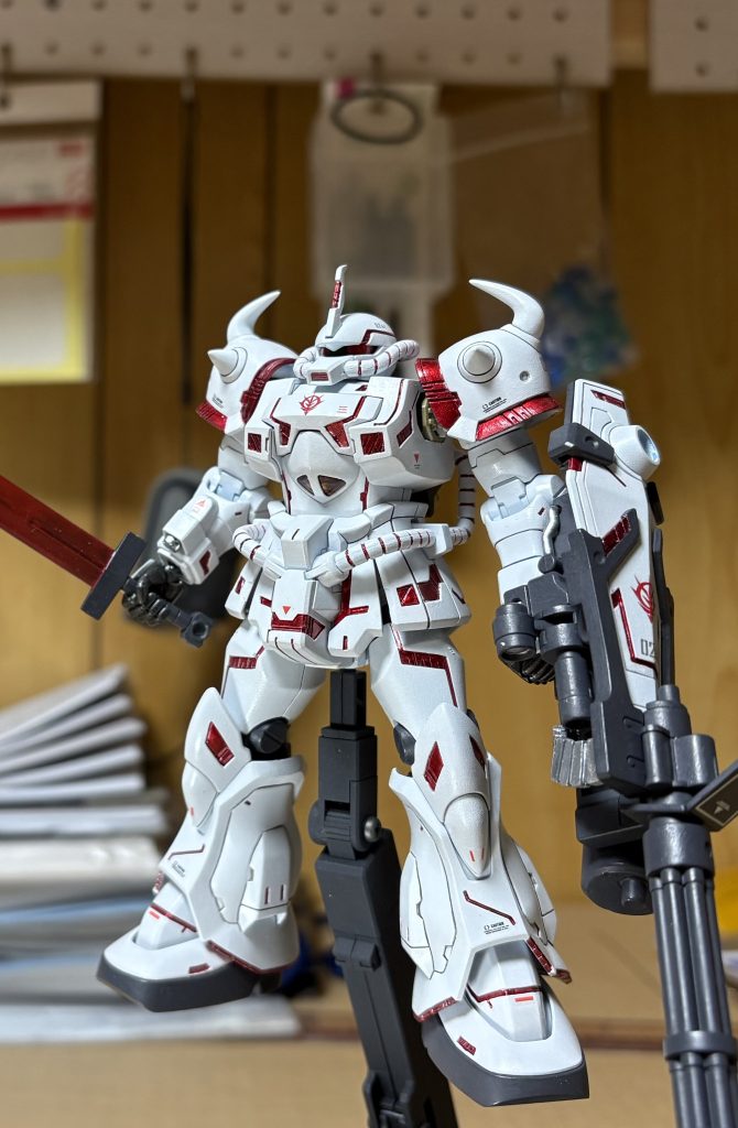 このキラキラはサイコフレームというのですかね?アタシはバンシーを作ったことがあったので、このキラキラをグフカスタムに移植するなら「彫るしかない」と気づきました(zaku-kao8)それからが大変でした(zaku-kao4)