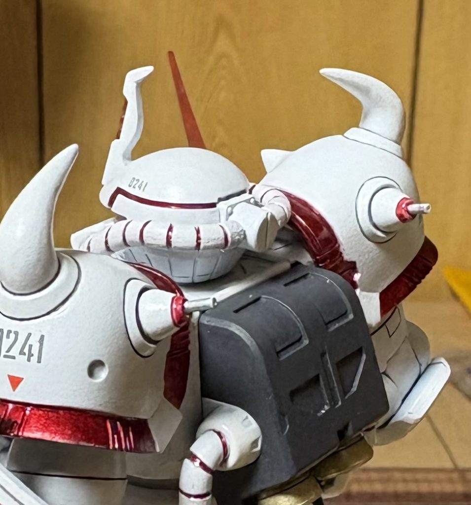 後ろの肩アーマーのツノは、ビットになっています(zaku-kao8)サイコミュだからそういうのが有ってもいいんですよね...