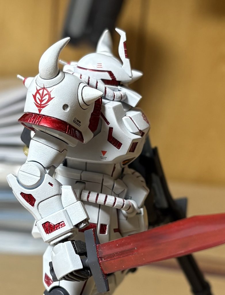 幸い、ヨッチャんと同時に買った道具があったので、苦労はしましたが、どうにか彫ることができました(zaku-kao8)キラキラの上に装甲が乗っかってるように見せるには、グイッと深く彫らないといけません、アタシはパワーが制御できないので少し貫通させてしまった部分があります(zaku-kao9)