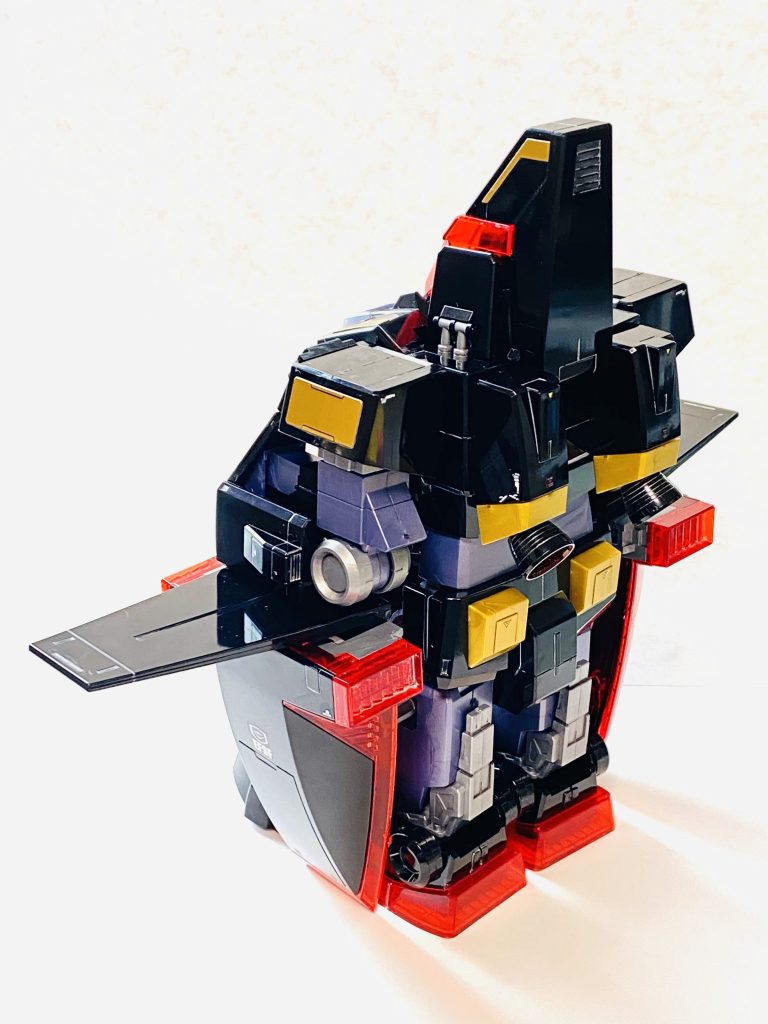 一度変形させましたが、プラでロックしてる部分がプラプラになるのでもう変形させたくないです笑実際、両手首引き出し機構がすぐプラプラになったので、ビニールを挟んで補強しています。