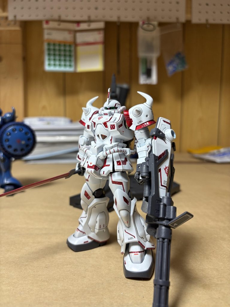 作ってる最中に、誰かが同じようなグフカスタムを作って投稿するんじゃないかと焦っていました(zaku-kao8)赤い部分は彫った部分にシルバーを塗って上からクリアーレッドで塗っています(zaku-kao8)白い部分は、白のベースを振って水性のガンダムホワイトというのを筆で塗りました。