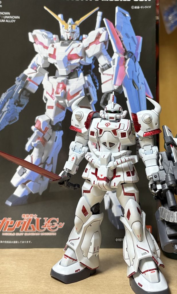 今回は、とにかく人と違う発想で作ることと、プラ板とかパテなどの足し算をしないという縛りで作ってみました(zaku-kao8)「白 グフカスタム」「サイコフレーム グフ」などでネットで検索を毎日して、似たものが上がってないことを確認しながら作るという謎行動と、ここガンスタで、秘密行動を喋らないように疎遠にするという謎行動..(zaku-kao4)