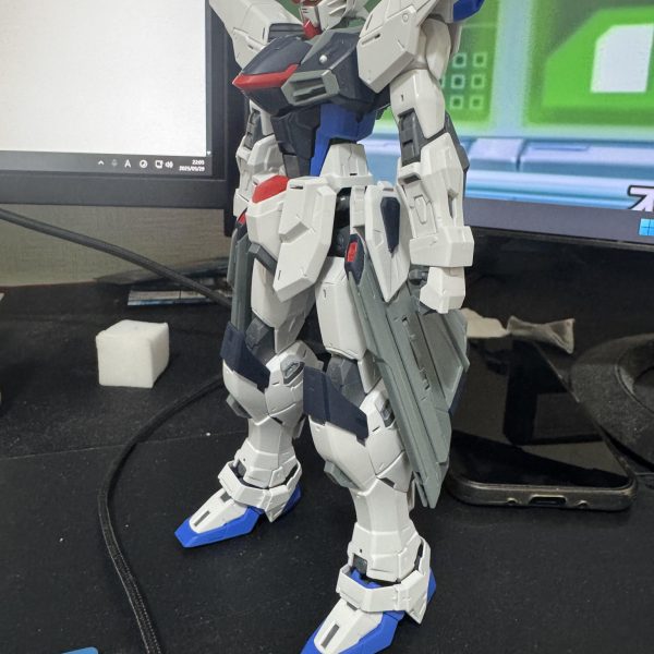 Mgフリーダムガンダムver2.0進展フリーダムガンダムと思うと違うんよな〜ってなるけど、かっこいいのでOK無印とのミキシングを考えたけど大きさがそもそも違うのよなぁ...と思い断念（2枚目）