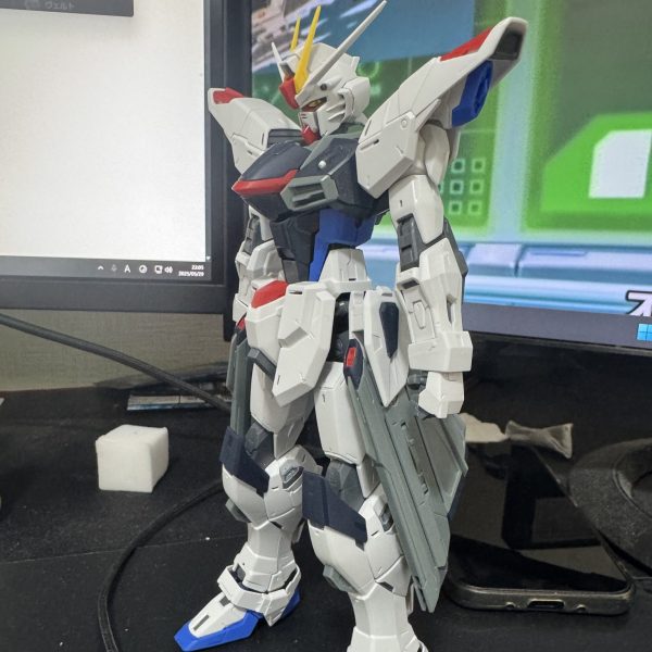 Mgフリーダムガンダムver2.0進展フリーダムガンダムと思うと違うんよな〜ってなるけど、かっこいいのでOK無印とのミキシングを考えたけど大きさがそもそも違うのよなぁ...と思い断念（1枚目）