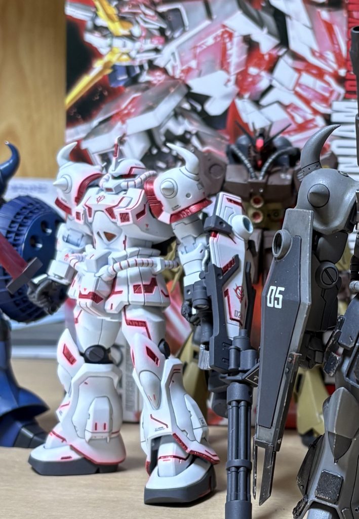 蛍光赤でドライブラシをしました(zaku-kao8)なぜなら、よっちゃんがエフェクトって言うんですか？あのプラ板溶かして捻って加工してたやつね(zaku-kao8)あれがあると動きが出てカッコいいですよね。アタシは指先が温度に繊細で、熱したプラ板触ったら泣くので、サイコフレームのぼんやり光ってる感じをやってみました(zaku-kao8)だいぶん汚くなったのですが、アタシのオリジナル必殺技のピント外しをすれば、それなりに見えます(zaku-kao8)