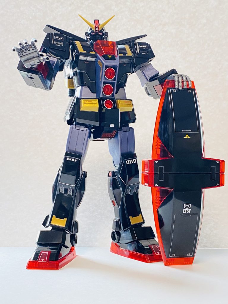 ポーズを付けてる最中に落下してシールド同士の留め具が破損しました😭ABSは常備してる接着剤が使えないのと、ベース限定品はパーツ請求ができないので、一瞬時が止まりました笑中に磁石を仕込んで何とか修復して事なきを得ました👍