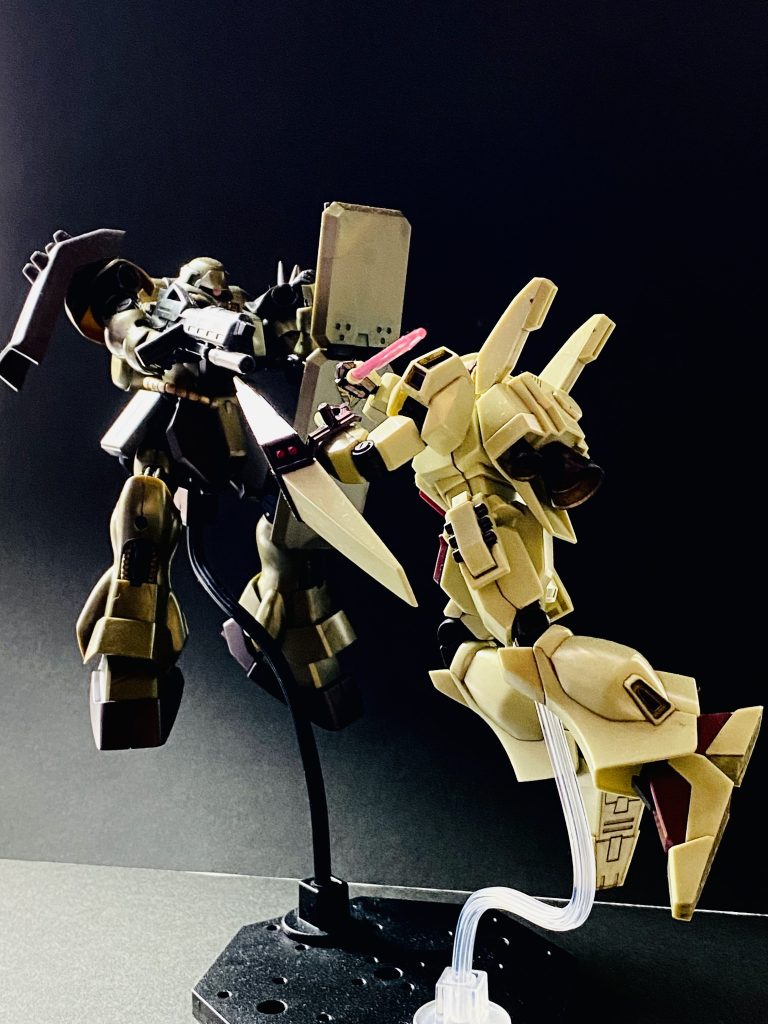 ギラドーガのビームを寸前で躱し、懐に飛び込むジェガン。