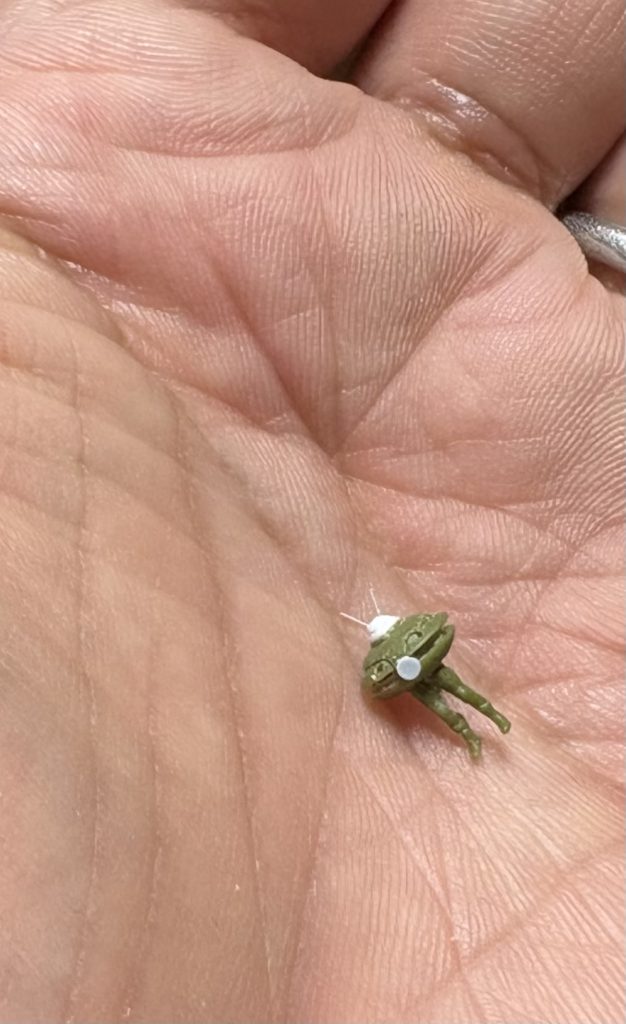 頭頂部はモッコリさせたかったので、プラ板でフォローしました。このサイズなので1mmのプラ板でも板の程を成さないですね(zaku-kao4)アンテナはランナーを焼いて作りました(zaku-kao8)