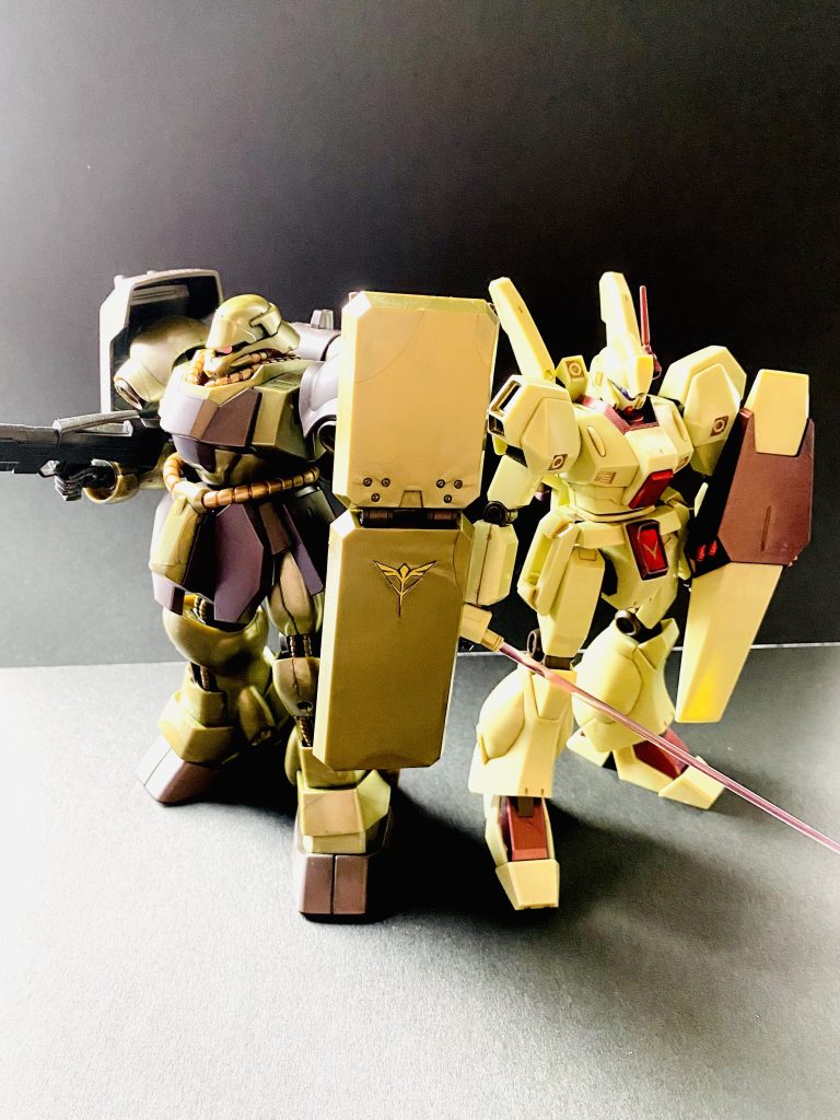 hgギラドーガ、ジェガンのアクシズショックカラーです。2機を組んでポーズを付けてる時に思いついた妄想ストーリーでした笑