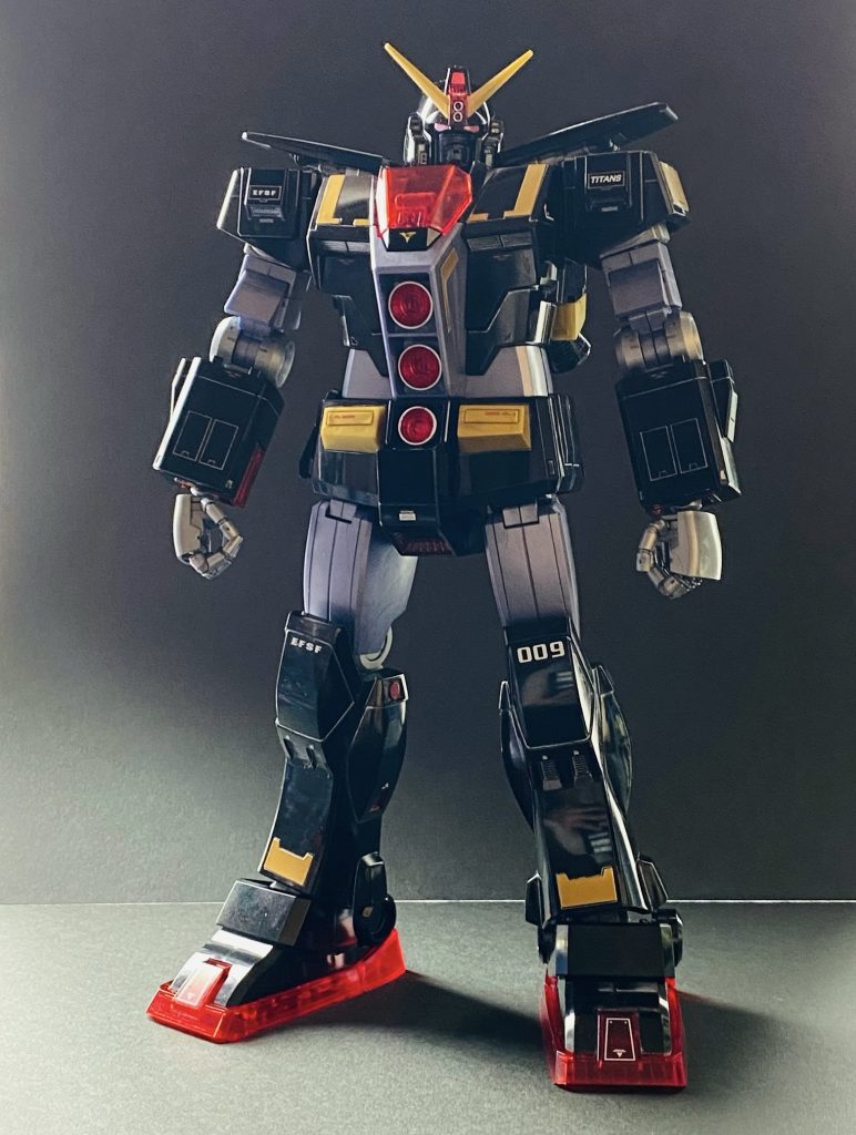 撮影ブースを作ってみたので、黒バックでも1枚。UCのサイコガンダムというか、小説版ターンエーのブラックドールな雰囲気もある気がします笑本体は、部分塗装、シルバーで墨入れ、デカールのみの簡単仕上げです。グロスのツヤはトップコートを吹くと質感が変わることがあるそうで、以前作ったものでも変化があったので今回はトップコートなしです。ピアノのような黒のツヤがすごく綺麗で、大きさも合わせてすごい存在感です。