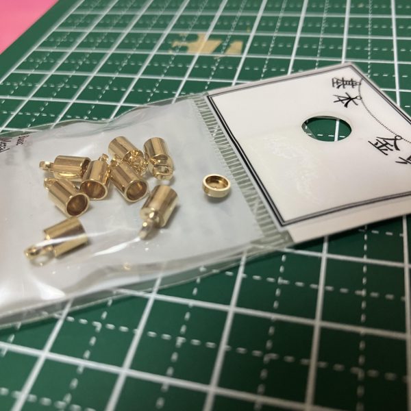 モノアイ加工やってみました！金具の径が4mmあり、モノアイレールのパーツに対して大きくて、真ん中に配置できなあったのでだいぶ上の方に。ま、よし（2枚目）