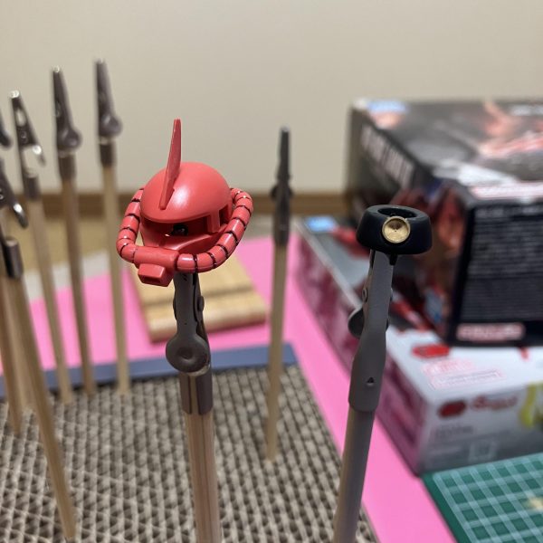 モノアイ加工やってみました！金具の径が4mmあり、モノアイレールのパーツに対して大きくて、真ん中に配置できなあったのでだいぶ上の方に。ま、よし（3枚目）