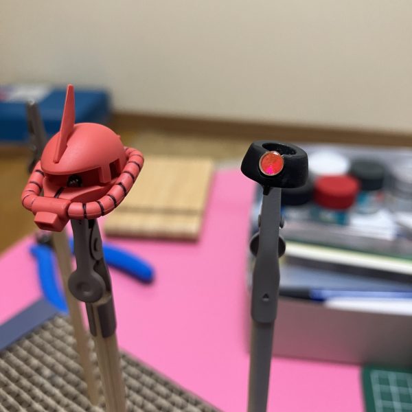 モノアイ加工やってみました！金具の径が4mmあり、モノアイレールのパーツに対して大きくて、真ん中に配置できなあったのでだいぶ上の方に。ま、よし（4枚目）