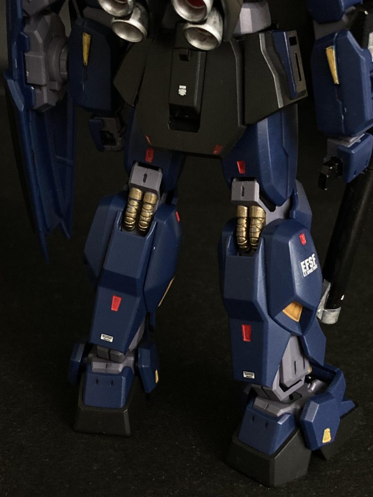 関節部から見える動力パイプのメカ感が好きなので、ゴールドに着色しました。