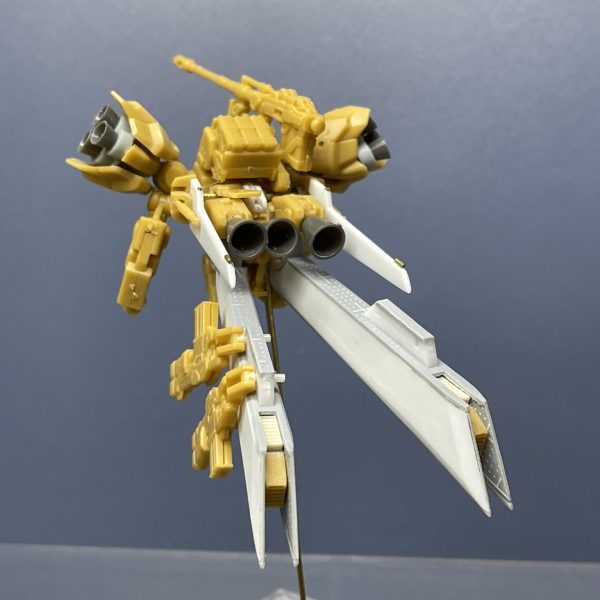 工作もほぼ終わりに。あとはシールド工作と2体目からビッグガン(ランチャー)を拝借して取り付け。モールド等はサフ吹いて色を揃えてから考えます。今回のテーマのひとつ「余剰パーツを少なく作る」、切り取った部分を入れてもこれくらい。パーツ優先で形状を考えたので、シルエットは崩さずにオリジナルなデザインになってます😄（3枚目）
