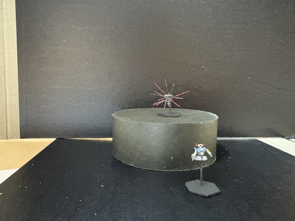 ランナーで作ったビームに蛍光赤で溜まりを作ってジムとボールが爆発してる様を作りました。