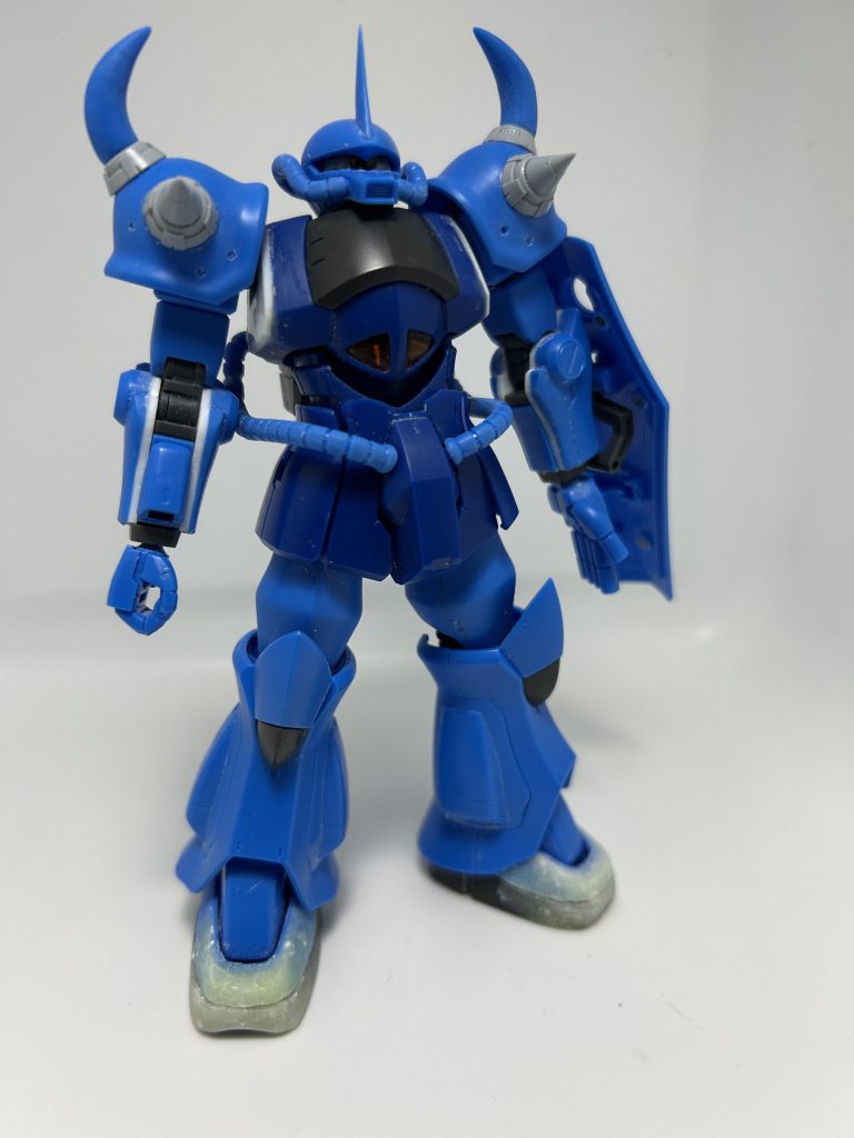 前腕と胸部をプラ板で幅増し。爪先をUVパテで整形。この写真の後にシールド裏にMGグフのパーツを移植。