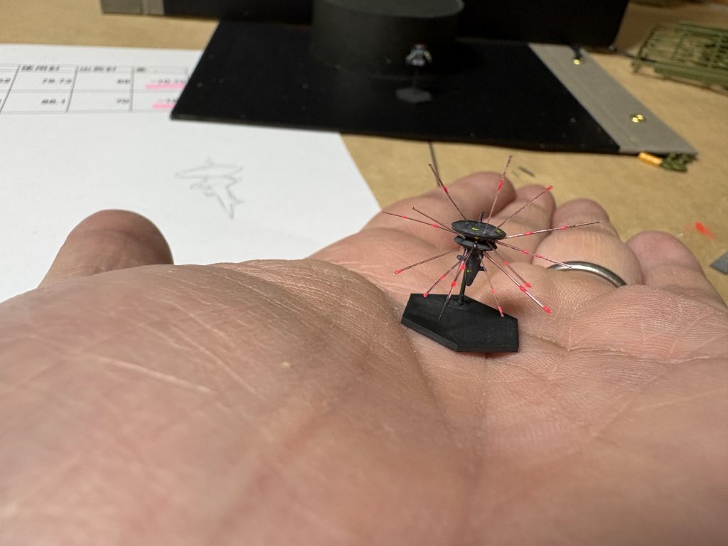 下半分の根っこの部分は、ゲルググのナギナタの持ち手部分を切って付けてから削りました。上半分は土台を3枚重ねて接着してから削り出しました。小さいので、キサゲで自分の指を何回か削りました。これだけはお伝えします。痛いですよ。