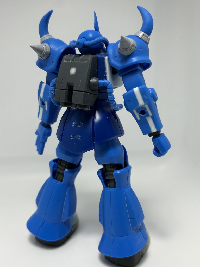 背部腰アーマーをMGグフに倣ってデティール変更。肩アーマーにはビルダーズパーツを使用。