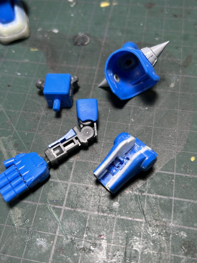 前腕部はプラ板作業時にに後ハメ加工。肩アーマーの接続部を横から上方向に作り替え見えなくしています。後は腿部の後ハメ・頭部を余剰パーツに変更・指単独切り離しなどです。