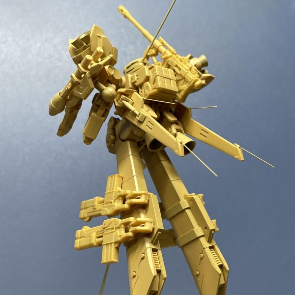 オレンジサフでチェックビチっと固定してないんで歪んでたりしますが、全体的にはOK。シュツルムファウストはサイズ大きいが、Lサイズということにしよう。脚部(?)のモールドはあっさりしてるが、これ以上は掘らない。あとは、変な段差修正、アンテナ切断、埋めれてない穴塞ぐ…とか。悪くないぞ😁んー、何色にしようか…やっぱ設定カラーが基本かなぁ（3枚目）