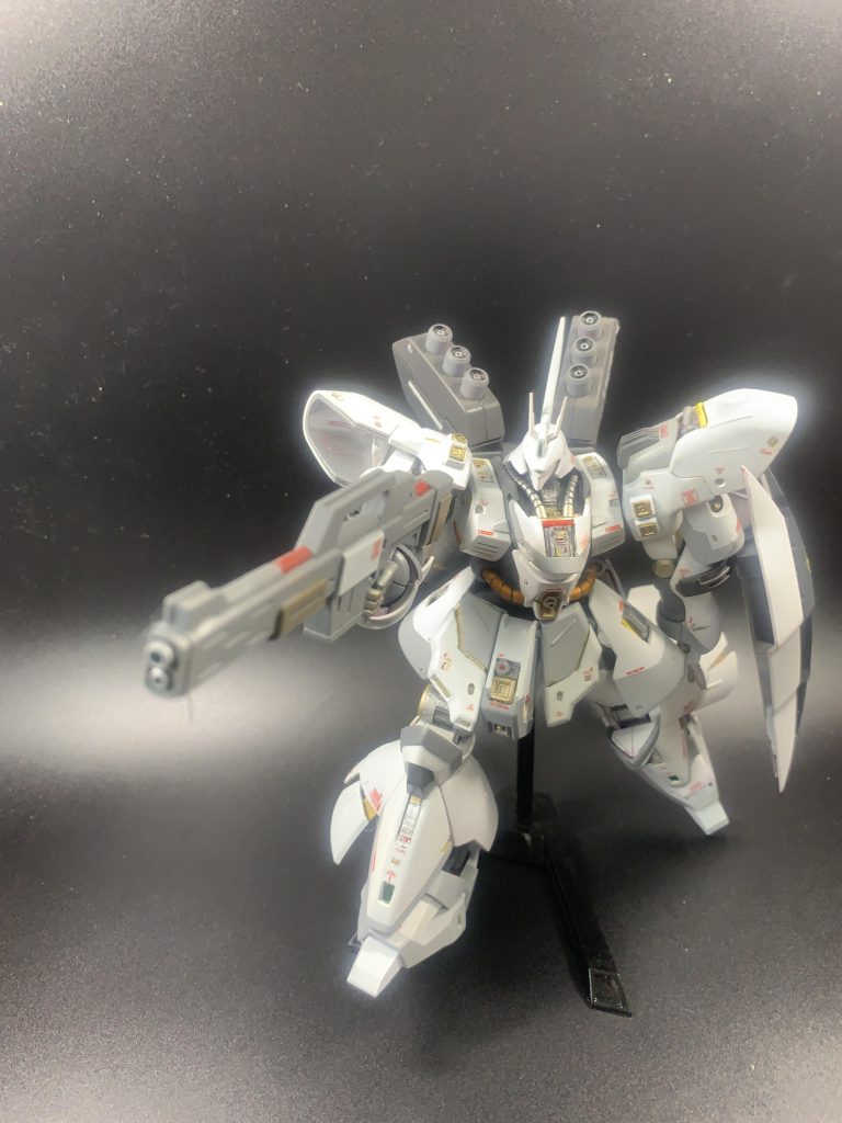 ビームライフルを構えるサザビー。