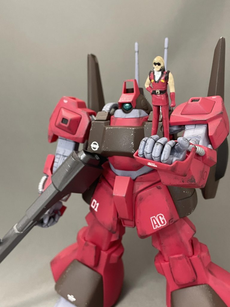 1/48クワトロフィギュア付きです