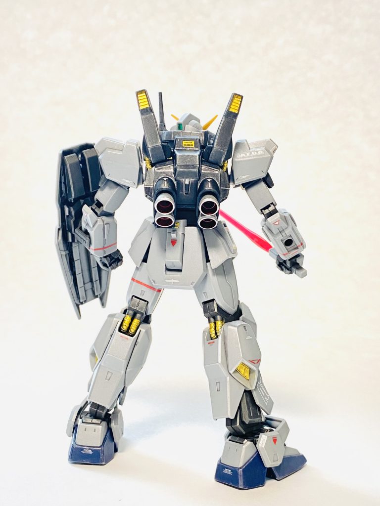 元々アクセントにゴールドが入っていたので、膝裏のパイプ、ランドセルのダクト、ホースにゴールドを入れています。