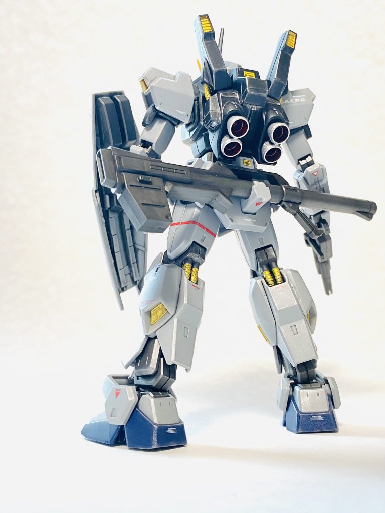 普通のマークツーもいいですが、リアルタイプカラーが渋くていい感じです。ラインデカールを初めて貼りましたが、一部ちぎれたりして難しかったです笑肩のポリキャップが異様にキツくて、完成直前に左肩がもげたのが1番ショックでしたが、すぐに軸打ち瞬着で補修して心を保ちました笑右肩は固さに気づいた時にクレ556を塗ったおかげで大丈夫でした。最初から塗っておけば、、、。