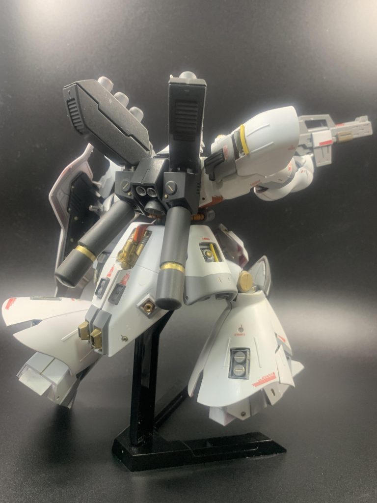 バックショット。私はサザビーのファンネルコンテナのデザインが好きでファンネルが6つしか入っていない点も何か好きです。