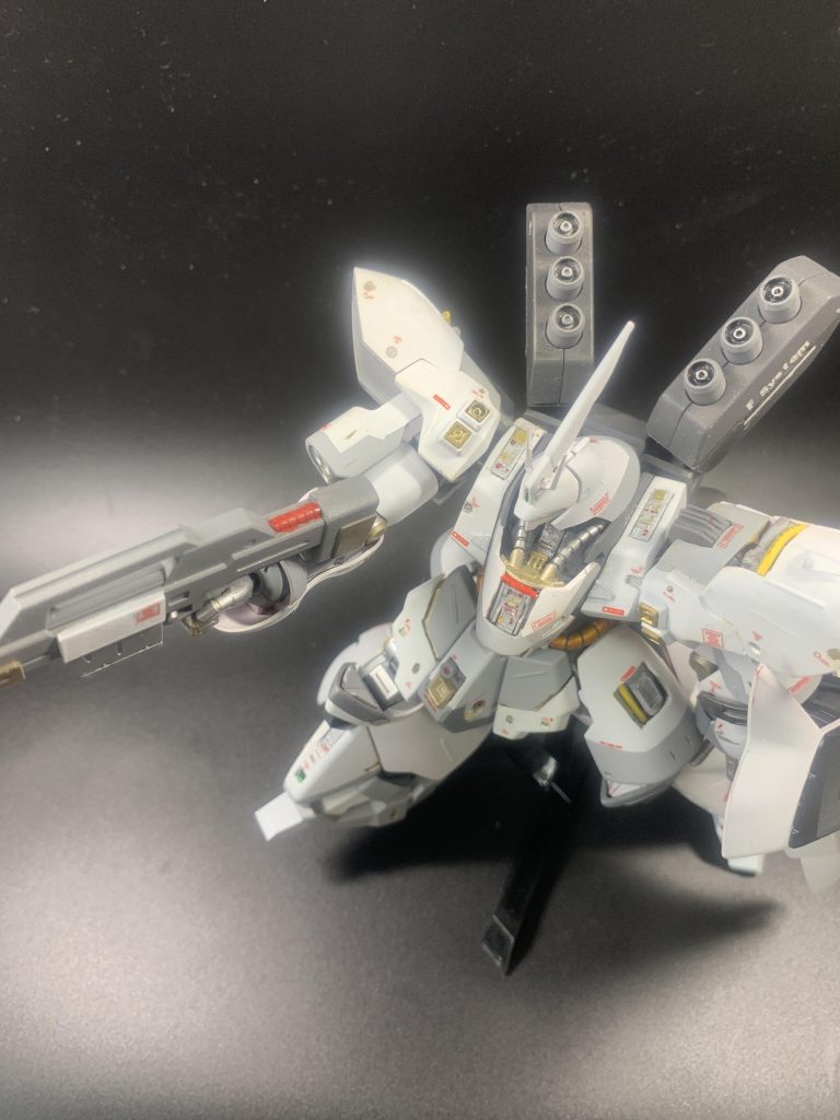 上部からのショット。サザビーは赤を見慣れているだけに何か新鮮です。