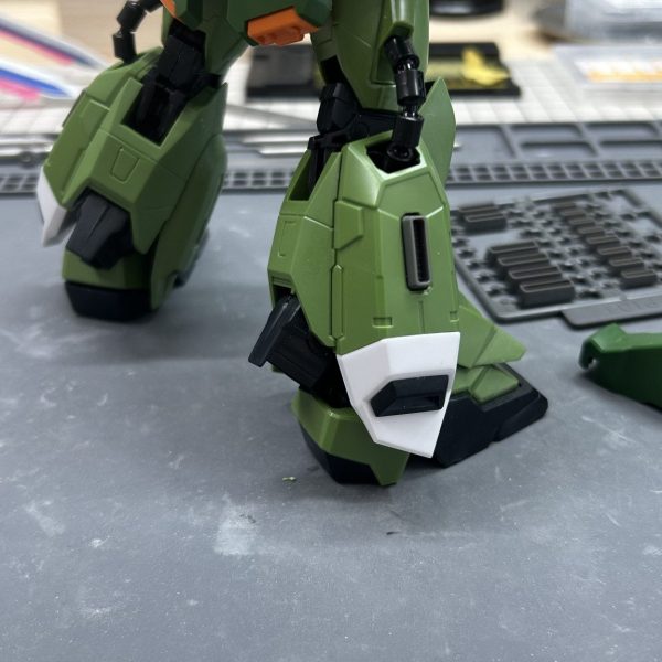 まずは脚部から。元々あった凹みを切り抜いて汎用ノズルを組み込みました。ピッタリ入りそうだなとよく確認もせずに加工しましたが本当にピッタリだったので良かったです。